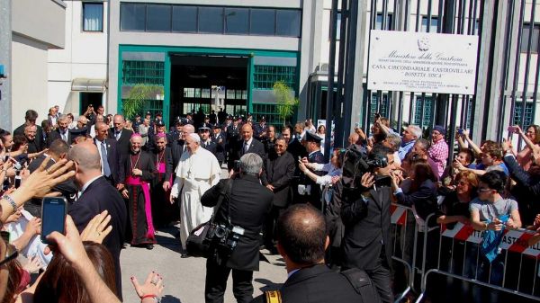 Papa-Francesco-nel-carcere-di-Castrovillari-Ansa